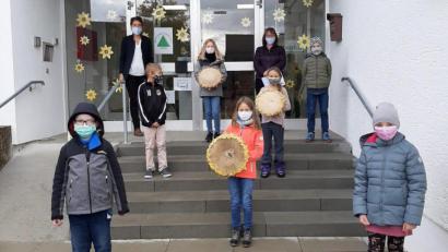 Bild: Gerda Eiber/exb
Bei der Siegerehrung der Grundschule Raigering zum Sonnenblumen-Wettbewerb.