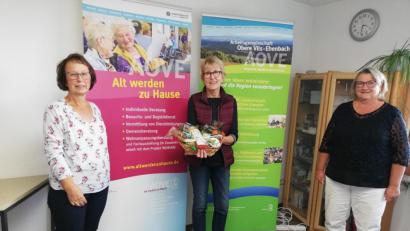 Bild: AOVE/exb
Monika Hager (links), Projektleiterin der AOVE-Koordinationsstelle „Alt werden zu Hause“ und AOVE-Geschäftsführerin Waltraud Lobenhofer (rechts) verabschiedete Erika Brönner (Mitte), langjährige Ideengeberin und Leiterin der Angehörigengruppe „Leben mit Demenz“, in den Ruhestand.