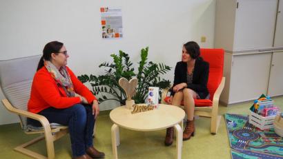 Bild: Bühner
Ganz individuell wird im Berufsrückkehrerinnen-Projekt "Frauen können mehr" auf jede Teilnehmerin eingegangen.
So auch hier im Beratungsgespräch zwischen Projektleiterin Barbara Nickl (rechts) und Berufsrufsrückkehrerin Romina Völkl.