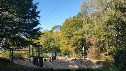 Bild: gi
Müttertreff mit Kindern ist fast täglich im Kurpark angesagt. Auch ihre Kleinen verfolgen den Baufortschritt des Spielplatzes und würden ihn gerne schnellstmöglich in Besitz nehmen.