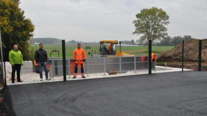 Bild: ak
Bürgermeister Christian Porsch, Bauamtsleiter Thomas Schneider und Heiko Kettel vom Bauhof (von links) begutachten die neuen Grüngutsammelstelle.