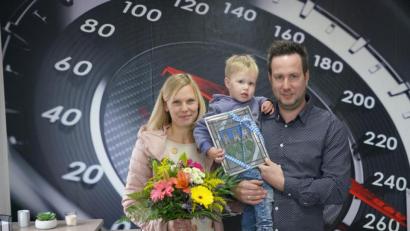 Bild: fvo
Kfz-Meister Christian Berger mit seiner Familie im neuen Büro am Maienfeld.