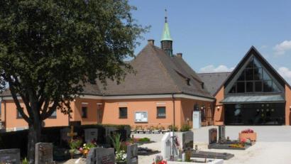 Bild: Gemeinde Wiesau/exb
Das Friedhofsgebäude in Wiesau hat einen neuen ansprechenden Fassadenanstrich bekommen.