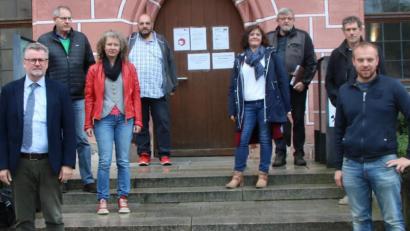 Bild: Nina Mutzbauer
Wie es in Corona-Zeiten um die Sulzbach-Rosenberger Weihnachtsmärkte bestellt ist, erörterte (von links) Erster Bürgermeister Michael Göth mit den Organisatoren Kurt von Klenck, Yvonne Rösel, Wolfgang Fischer, Tanja Weiß, Wolfgang Albersdörfer, Bernhard Dobler und Christian Weiß.