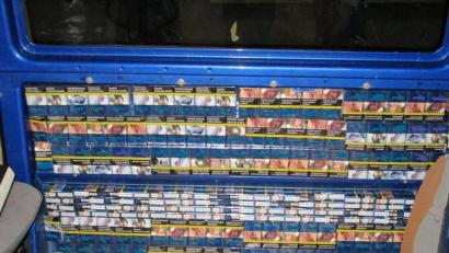 Bild: Hauptzollamt Regensburg
Der Zoll hat Zigarettenschmuggler gestoppt und ein Versteck der Zigaretten in der Seitenverkleidung des Fahrzeugs entdeckt.