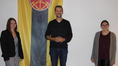 Bild: ds
Bürgermeister Roman Berr mit den beiden neuen Jugendvertreterinnen Lara Söhnlein (links) und Maria Steger.