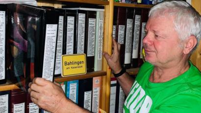 Bild: ads
Hobbyfotograf Bebbo Schuller macht sich die zeitaufwendige Arbeit und archiviert alle seine Fotos akribisch in Alben. Derzeit ist er Herr von knapp 270 000 Fotos, die er in 624 Alben archiviert hat.
