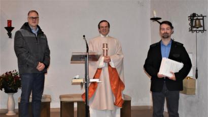 Bild: rgr
Martin Schmid (rechts) wird für sein 25-jähriges Engagement als Ministrant ausgezeichnet. Pfarrer Bernhard Müller und Kirchenpfleger Frank Neubauer (links) danken.