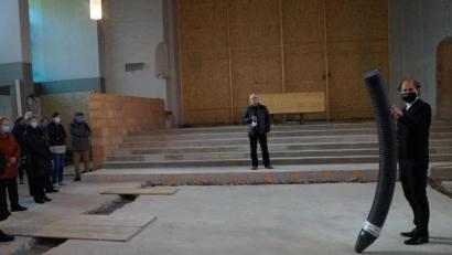 Bild: wel
Stadtpfarrer Stefan Wagner (rechts) zeigte die Rohre, innerhalb derer die Leitungen für die Heizung der Kirche im Fußboden verlegt wurden. Architekt Michael Steidl (im Hintergrund) gab dazu Erklärungen.