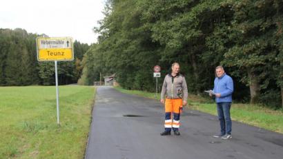Bild: frd
Bürgermeister Norbert Eckl und Bauhofleiter Josef Fuchs nahmen die Straße in Richtung Hebermühle in Augenschein.