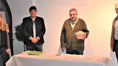 Bild: rgr
Der Vorsitzende des Brotbackvereins Edgar Knobloch (Zweiter von links), sein Stellvertreter Hans Speckner (mit Brot) und Schatzmeisterin Melanie Richter (links) geben bei der Jahreshauptversammlung Auskünfte über das vergangene Jahr. Mit auf dem Bild ist Schriftführer Frank Neubauer (rechts).