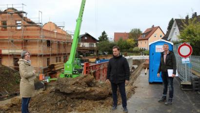 Bild: soj
Jour fixe auf der Baustelle mit Bürgermeister Wolfgang Söllner (MItte) und Architektin Maja Ruesch vom Ingenieur-Büro Wittmann aus Marktredwitz sowie dem Bauleiter der Firma Bauer.