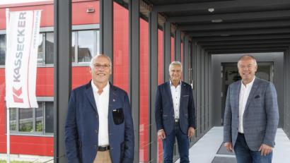Bild: Kassecker/exb
Die Gesellschafter (von links) Ewald Weber, Josef Andritzky und Bernd Fürbringer freuen sich über den Zuwachs in der Kassecker-Familie.