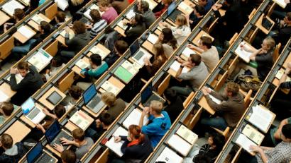 Archivbild: Peter Kneffel
Studenten sitzen in einem großen Hörsaal der Technischen Universität München. (TUM).