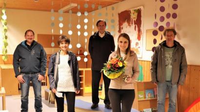Bild: myd
Mit einem Blumenstrauß und Nervennahrung heißen die Vertreter der Filial-Kirchenstiftung St. Josef in Hütten die Pädagogin Selina Rettinger (vorne, rechts) in ihrem neuen Amt als Kita-Leitung willkommen. Die besten Wünsche geben (von links) Reinhard Aumüller, Irene Werner, Stadtpfarrer Bernhard Müller und Robert Denk mit auf den Weg.