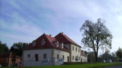 Bild: bjp
Dem teilweise noch recht baustellenmäßigen Umfeld des Meierhof-Hauptgebäudes will die Gemeinde eine Verschönerungskur angedeihen lassen und hofft hierfür auf Städtebaufördermittel. Das einstige "Memory" sei für Hochzeiten, Sitzungen und Seminare sehr gefragt, freut sich Bürgermeisterin Carmen Pepiuk. Damit das so bleibe, müsse auch das "Drumherum" stimmen.