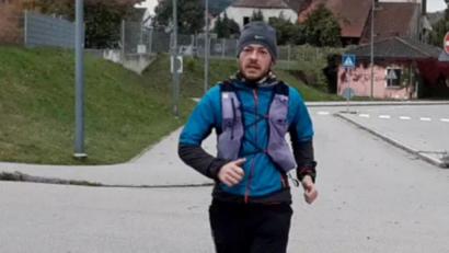 Bild: eib
Den Endpunkt der Strecke vor Augen: Nach fast siebeneinhalb Stunden Lauf erreichte Martin Neudecker das Ziel an der Regentalhalle in Nittenau.