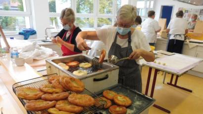 Bild: ibj
Geschick und Fingerfertigkeit sind beim Küchelbacken des Hahnbacher Frauenbunds gefordert.