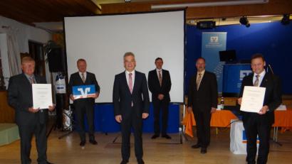 Bild: Raiffeisenbank Sulzbach-Rosenberg
Bei der Ehrung (von links): der verabschiedete Aufsichtsrat Günter Pilhofer, Vorstandsmitglied Martin Sachsenhauser, GVB-Vorstandsmitglied Alexander Büchel, Aufsichtsratsvorsitzender Dieter Heldrich, der wiedergewählte Aufsichtsrat Jürgen Bodendörfer und Vorstandsmitglied Erich Übler