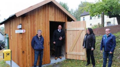 Bild: fphs
Harald Kolitsch vom Bauhof, Oberbürgermeister Oliver Weigel, Maria Magdalena Stöckert vom Bauamt und Bauhofleiter Roland Sommer (von links) freuen sich über das renovierte Waaghäuschen in Manzenberg.