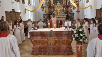 Bild: rha
Um den Altar versammelt, empfangen die Kommunionkinder der Pfarreiengemeinschaft Vilseck-Schlicht-Sorghof, aufgeteilt auf vier Gruppen, zum ersten Mal das Brot des Lebens.