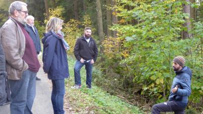 Bild: fsb
Förster Andreas Arnold (rechts) erläutert Bürgermeister Sebastian Dippold (Mitte) und dem Bauausschuss die Maßnahme im Stadtwald.