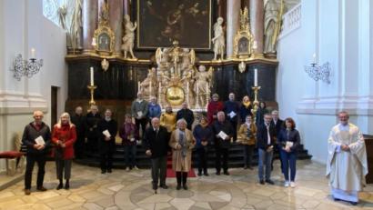 Bild: exb
Die Ehejubilare der Pfarrei Waldsassen mit Stadtpfarrer Thomas Vogl (rechts) in der Basilika.