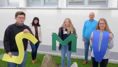 Bild: jpl
Schulleben mitgestalten und -verantworten möchten die neuen Schülersprecher Hannes Kellner, Anna Postner und Leonie Serfling (vorne, von links). Verbindungslehrerin Karin Sieber und Rektor Alexander Köstler (hinten, von links) sicherten ihre Unterstützung bei der Umsetzung verschiedener Aktionen der SMV zu.