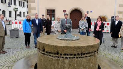 Bild: mor
Die US-Generalkonsulin Meghan Gregonis (Dritte von rechts), IMCOM-Direktor Tommy R. Mize (Zweiter von rechts) sowie die Führungskräfte der US-Armee und deren Partnerinnen lädt Bürgermeister Edgar Knobloch (Mitte) zur Stadtbesichtigung ein.