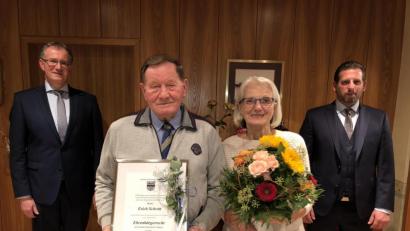 Bild: ga
Aus der Hand von Bürgermeister Franz Grabinger (links) erhielt Erich Schrott (Zweiter von links) die Urkunde, mit der er zum Ehrenbürger der Gemeinde Schwarzach ernannt wurde. Zweiter Bürgermeister Michael Singer (rechts) gratulierte ebenfalls. Blumen gab es für Rosa Schrott (Zweite von rechts).