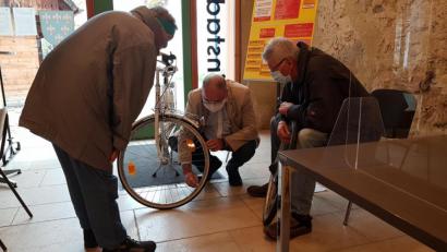 Bild: Linda Trager, ZEN Ensdorf/exb
Egal ob Fahrrad oder Smartphone: Ziel des Klima- und Repair-Cafés ist es, Müll zu vermeiden und kaputte Gegenstände stattdessen wieder zu reparieren.