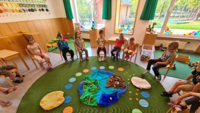 Bild: ads
Mit viel Einfallsreichtum will das Team der KiTa St. Vitus trotz Corona die Kinder passend zum Jahresmotto „Fairrückt“ für das Wunder der Natur und für den Wert der Schöpfung sensibilisieren.