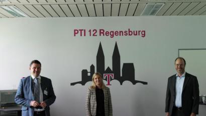 Bild: Dominik Hauser/exb
Die Telekom-Mitarbeiter Kerstin Glanert und Markus Beckmann (rechts) sprachen mit Landrat Thomas Ebeling (links) über den Breitbandausbau in der Region.