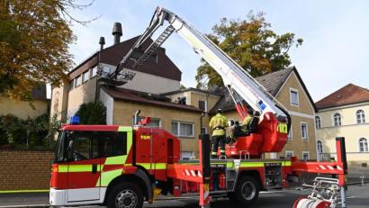 Bild: gf
Mit dem Teleskopgelenkmast rückte die Feuerwehr Amberg in die Wingershofer Straße aus.