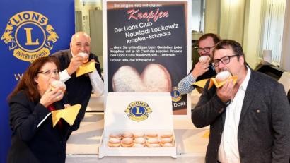 Bild: Lions-Club Neustadt/WN-Lobkowitz/exb
Die "Löwen" beißen zu: Vor der "Krapfenschmaus"-Aktion testen Vizepräsidentin Regina Kestel (von links), Vorstandsmitglied Christian Kick, Sekretär Sebastian Denzler und Präsident Yul Regler die Krapfen.