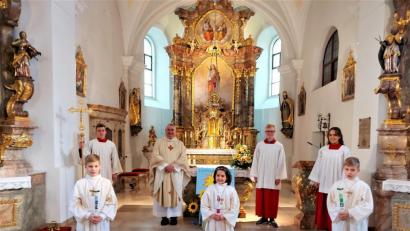 Bild: lg
Die Kommunionkinder Alexander Scheuerer (von links), Selina Zwick und Thomas Scheuerer zusammen mit Stadtpfarrer Alfons Kaufmann und den Ministranten.