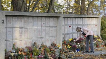 Archivbild: Petra Hartl
An der Urnenwand im Stadtfriedhof könnte es an Allerheiligen zum Gedränge kommen. Auf den Friedhöfen herrscht in diesen Tagen deshalb Maskenpflicht.. Die Abstandsregelungen sollen auch beim Gräbergang eingehalten werden.