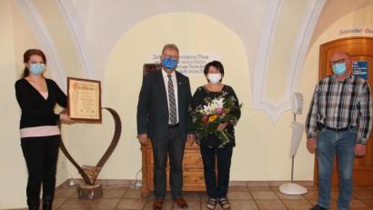 Bild: pi
Bürgermeisterin Marina Hirnet (links) und ihr Stellvertreter Rudolf Völkl (rechts) zeichnen Johann Maurer mit dem Ehrentitel "Altbürgermeister" aus. Maurers Ehefrau Hannelore freut sich über Blumen.