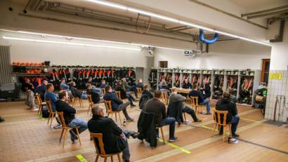 Bild: egl
Mit ausreichend Abstand trafen sich die Kommandanten und Vorsitzenden der Gemeinden Freudenberg und Kümmersbruck.