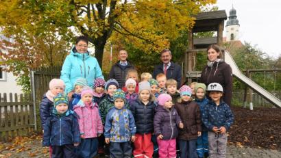 Bild: Nina Forster/exb
Von links: Kindergartenleitung Heike Scholle, Bürgermeister Albert Geitner, Pfarrer Klaus Birnthaler und Heilerziehungspflegerin Maria König mit ihren fleißigen Helferinnen und Helfern.