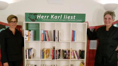 Bild: kbw
Jutta Gebhard (links) und Marlene Thimet (rechts) präsentieren das "offene Bücherregal."