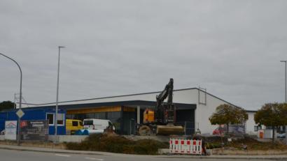 Bild: dob
Schon Anfang Dezember soll der neue E-Center-Lebensmittelmarkt an der Altenstadter Straße eröffnet werden.