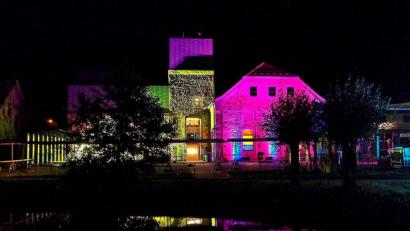Archivbild: eib
Das Centrum Bavaria Bohemia gilt als Drehscheibe für den kulturellen Austausch zwischen Bayern und Böhmen. Das Foto zeigt eine Lichtinszenierung am CeBB-Gebäude. Dieses war jüngst Teil einer Ausstellung.
