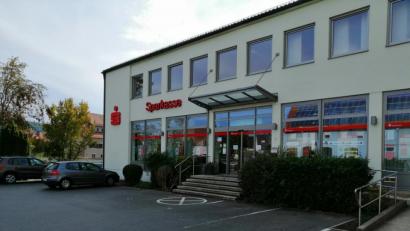 Bild: wpt
Das bisherige Gebäude der Sparkasse in Oberviechtach soll einem Neubau weichen, in den dann auch gleich die Zulassungsstelle einzieht.