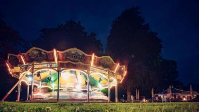 Bild: Michael Golinski
Bis 19 Uhr drehen sich die Feuerwehrautos und Hubschrauber im Kinderkarussell im Englischen Garten - bis Allerheiligen noch. Dann ist vorerst Schluss. Eine Neuauflage ist es während des Weihnachtsmarktes geplant.