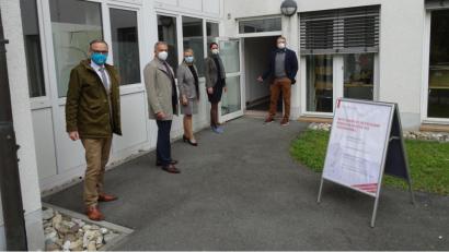 Bild: rti
Bürgermeister Bernd Sommer, Landrat Roland Grillmeier, Michaela Hutzler, Medizinische Direktorin der Klinken Nordoberpfalz, Ärztin Anna Kurzeck vom Gesundheitsamt und Wirtschaftsförderer Volker Höcht gaben am Mittwoch Einblicke in die neue Teststation in Waldsassen.