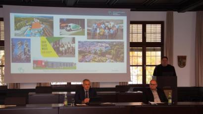 Bild: as
Dass sich der Landkreis nicht zu verstecken braucht, verdeutlichte Regionalmanager Florian Rüth (rechts) in Wort und Bild. Landrat Roland Grillmeier und Pressesprecher Wolfgang Fenzl (von links) waren aufmerksame Zuhörer.