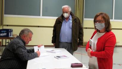 Bild: ubb
Werner Robl (links) kam bei der Präsentation seines neuen Buches Signierwünschen gerne nach.