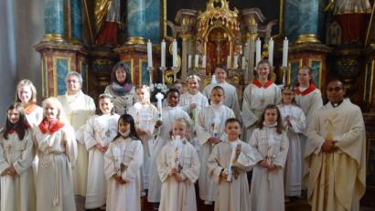 Bild: ct
Zwölf Kinder empfingen in der Pfarrkirche St. Georg in Schlicht die Erstkommunion. Zusammen mit den Ministranten, Pfarrvikar Jimmy Joseph (rechts), Diakon Dieter Gerstacker und GVT-Leiterin Monika Krieger stellten sie sich nach dem Gottesdienst vor dem Hochaltar zum Erinnerungsfoto auf.