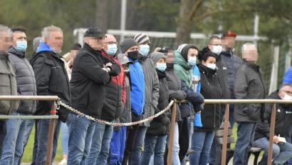 Archivbild: Hubert Ziegler
Fast alle Zuschauer halten sich an die Regeln. Abstand oder Maske,. Aber nicht alle, und deswegen gibt's immer wieder Ärger auf den Fußballplätzen.